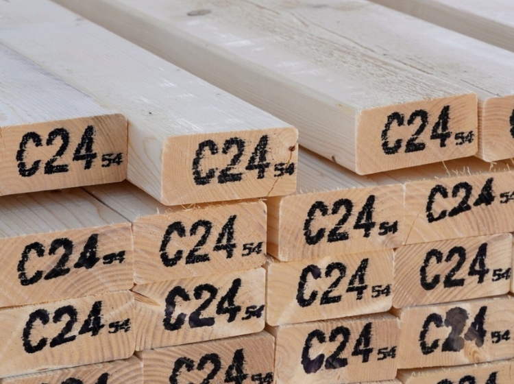 Dlaczego warto kupić drewno konstrukcyjne w sklepie z drewnem KoraGil?